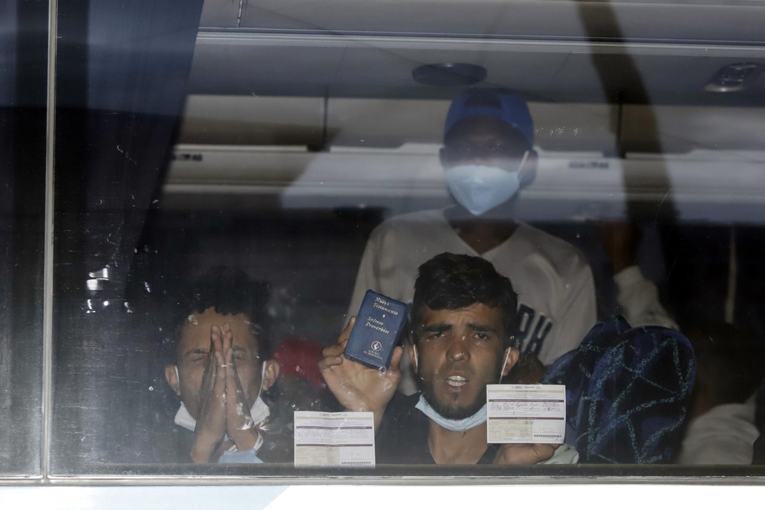 Según las primeras investigaciones, los detenidos rentaron un autobús con capacidad para 42 personas, subieron a 116 pasajeros, situación que significaba un riesgo para la salud y la seguridad de los migrantes. Fotografía de archivo. EFE/ Hilda Ríos