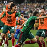 El mexicano Santiago Giménez (c) fue registrado este domingo, 16 de julio, al celebrar un gol que le anotó a Panamá, durante la final de la Copa Oro de la Concacaf, en el estadio SoFi, en Los Ángeles (California, EE.UU.). EFE/Caroline Brehman