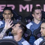 El argentino Lionel Messi, jugador del Inter Miami CF saluda mientras está sentado en el banco del equipo antes del partido de la Copa de la Liga de Fútbol entre Cruz Azul e Inter Miami CF. EFE/EPA/CRISTOBAL HERRERA-ULASHKEVICH