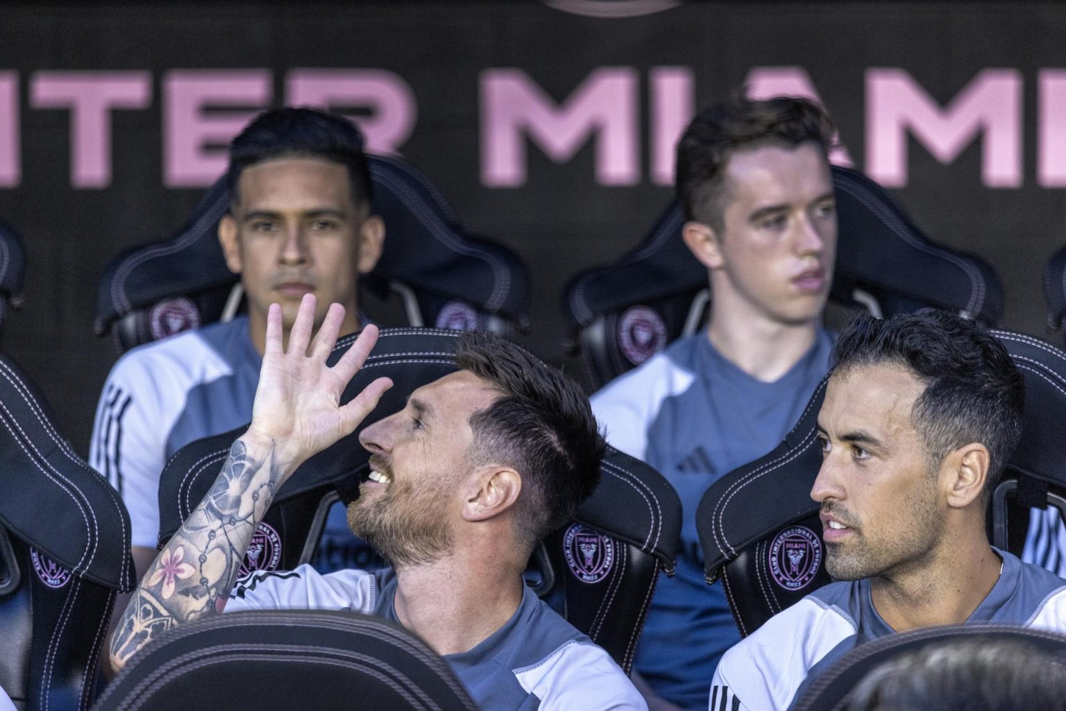 El argentino Lionel Messi, jugador del Inter Miami CF saluda mientras está sentado en el banco del equipo antes del partido de la Copa de la Liga de Fútbol entre Cruz Azul e Inter Miami CF. EFE/EPA/CRISTOBAL HERRERA-ULASHKEVICH