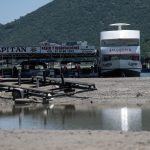 Fotografía que muestra un barco recreativo en la presa de La Boca, el 18 de julio de 2023, en el municipio de Santiago, estado de Nuevo León (México). EFE/Miguel Sierra