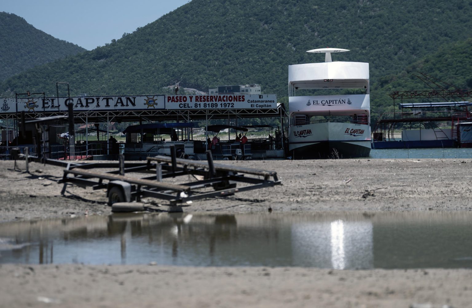 Fotografía que muestra un barco recreativo en la presa de La Boca, el 18 de julio de 2023, en el municipio de Santiago, estado de Nuevo León (México). EFE/Miguel Sierra