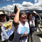 Simpatizantes del asesinado candidato presidencial Fernando Villavicencio se congregan hoy frente a la funeraria en la que se realiza su velatorio, en Quito (Ecuador). EFE/ José Jácome