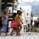 Turistas caminan por la calle San Sebastián en el Viejo San Juan (Puerto Rico). Imagen de archivo. EFE/ Thais Llorca