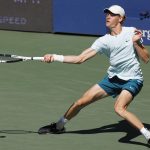 El italiano Jannik Sinner enfrenta a su compatriota Lorenzo Sonego, durante un partido de segunda ronda del Abierto de EE.UU. disputado en Flushing Meadows, Nueva York, este 31 de agosto de 2023. EFE/Cj Gunther