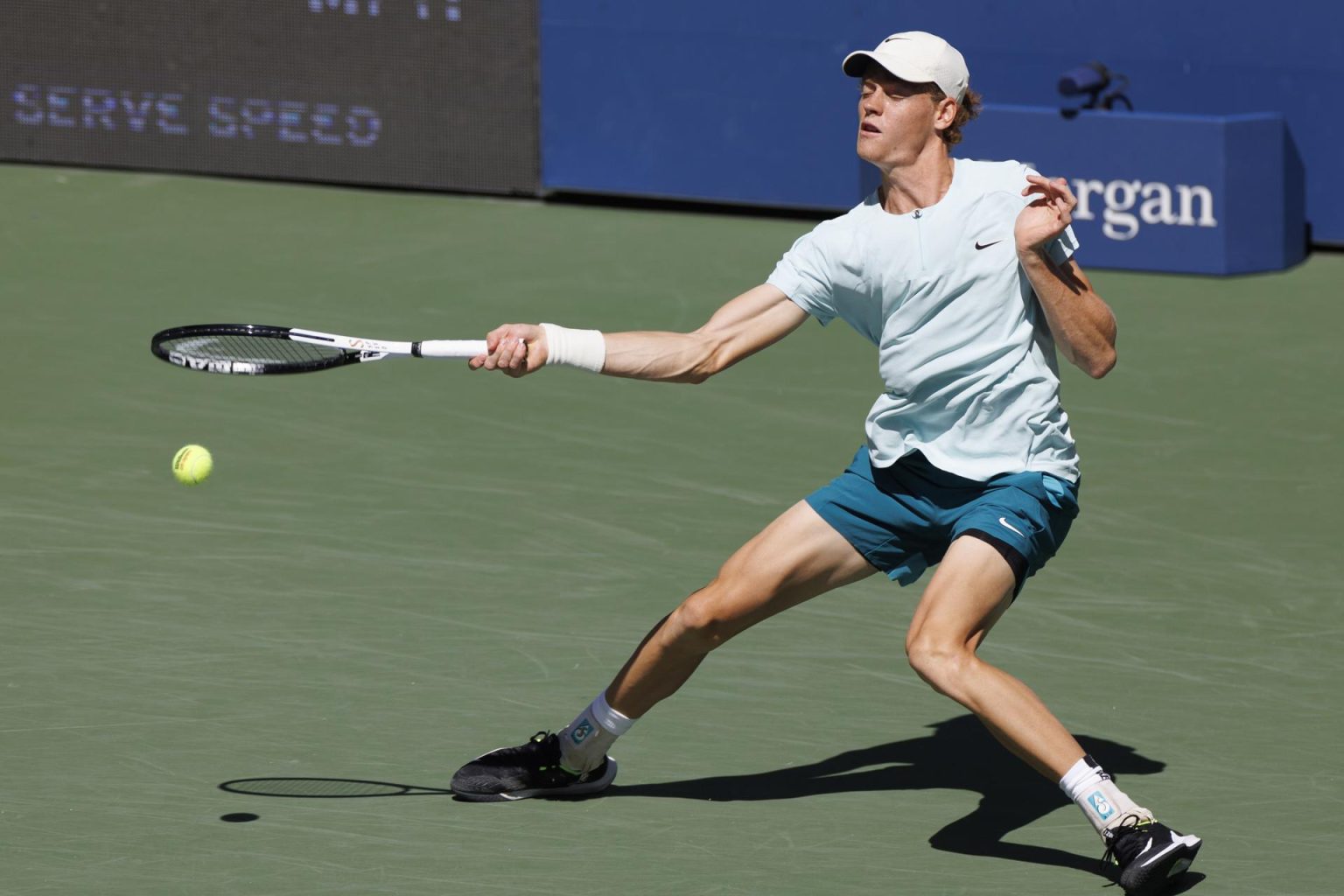 El italiano Jannik Sinner enfrenta a su compatriota Lorenzo Sonego, durante un partido de segunda ronda del Abierto de EE.UU. disputado en Flushing Meadows, Nueva York, este 31 de agosto de 2023. EFE/Cj Gunther