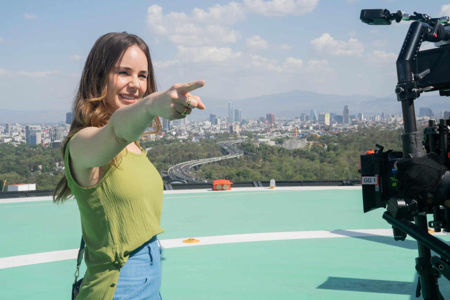 Fotografía cedida por Televisa Univisión donde aparece la productora ejecutiva Camila Sodi durante una sesión de rodaje de la nueva serie "Cualquier parecido". EFE/ Televisa Univisión / SOLO USO EDITORIAL/ SOLO DISPONIBLE PARA ILUSTRAR LA NOTICIA QUE ACOMPAÑA (CRÉDITO OBLIGATORIO)