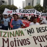 Familiares y amigos de los 43 estudiantes desaparecidos de Ayotzinapa protestan, el 26 de julio de 2023, en Ciudad de México (México). EFE/José Méndez