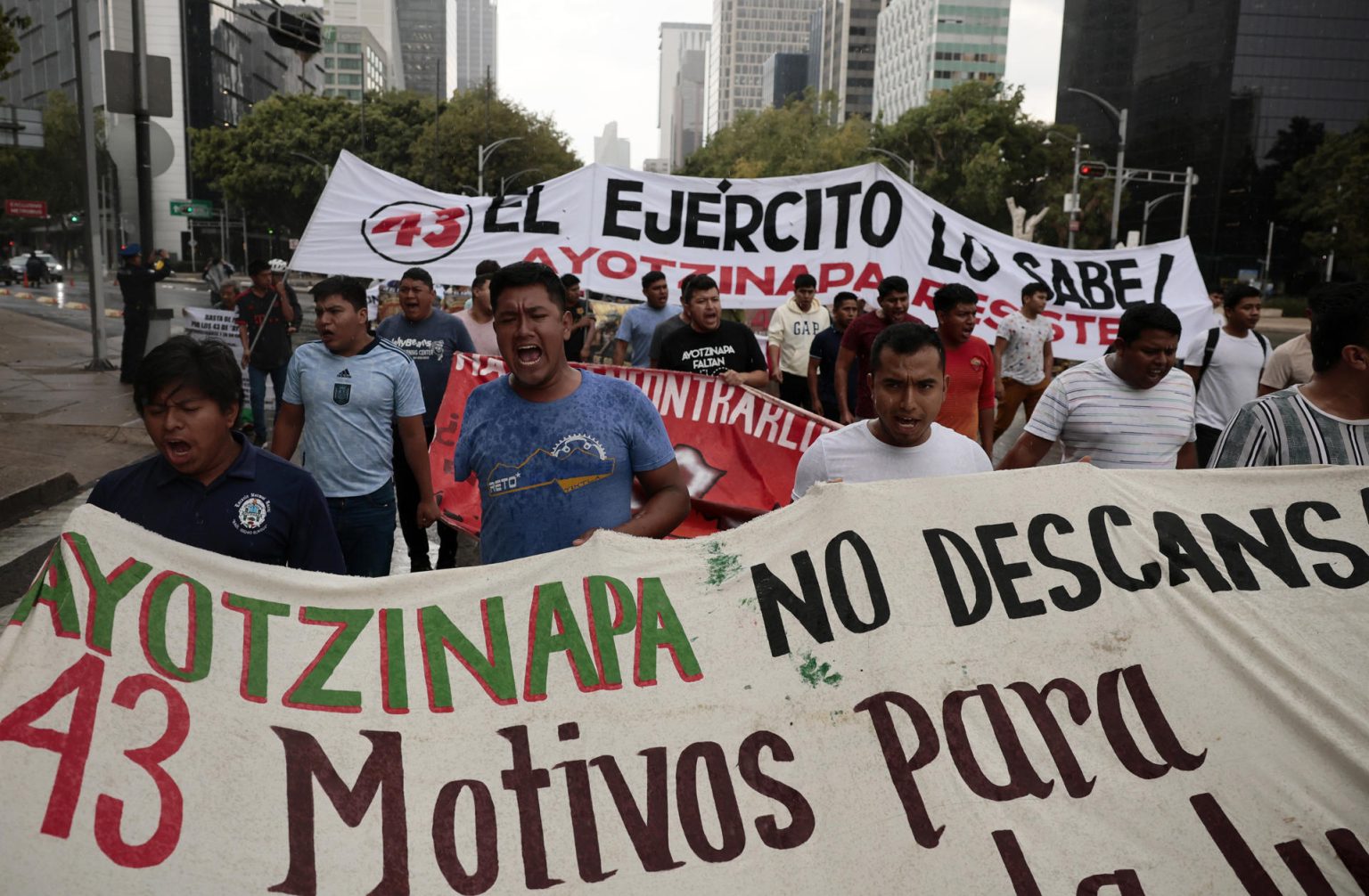 Familiares y amigos de los 43 estudiantes desaparecidos de Ayotzinapa protestan, el 26 de julio de 2023, en Ciudad de México (México). EFE/José Méndez