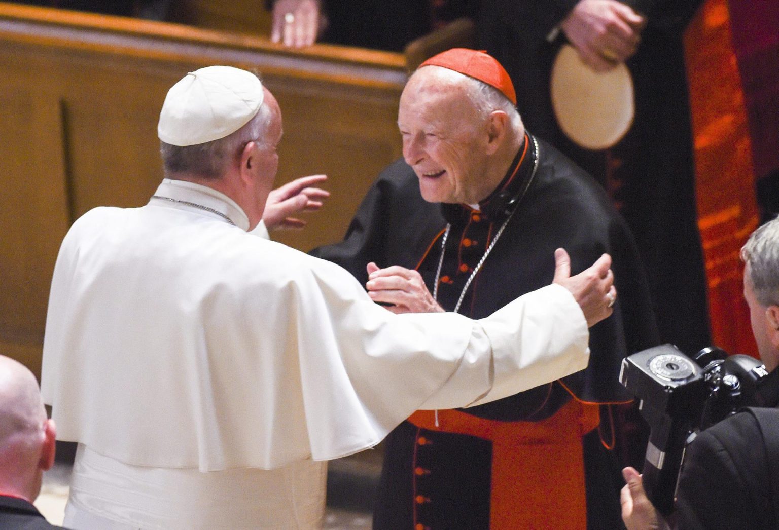 El papa Francisco (i) saluda al arzobispo emérito Theodore McCarrick (d). Imagen de archivo. EFE/JONATHAN NEWTON/POOL