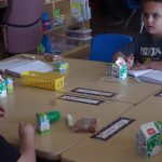 Fotografía de archivo de varios niños hispanos mientras hacen su tarea. EFE/FRANCISCO MIRAVAL