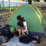 Alma Victoria Lamón (d), de origen venezolano, permanece con su hija Alma Victoria Lamón (i), permanecen en un campamento improvisado el 11 de agosto de 2023, en el municipio de Tapachula, en el estado de Chiapas (México). EFE/Juan Manuel Blanco