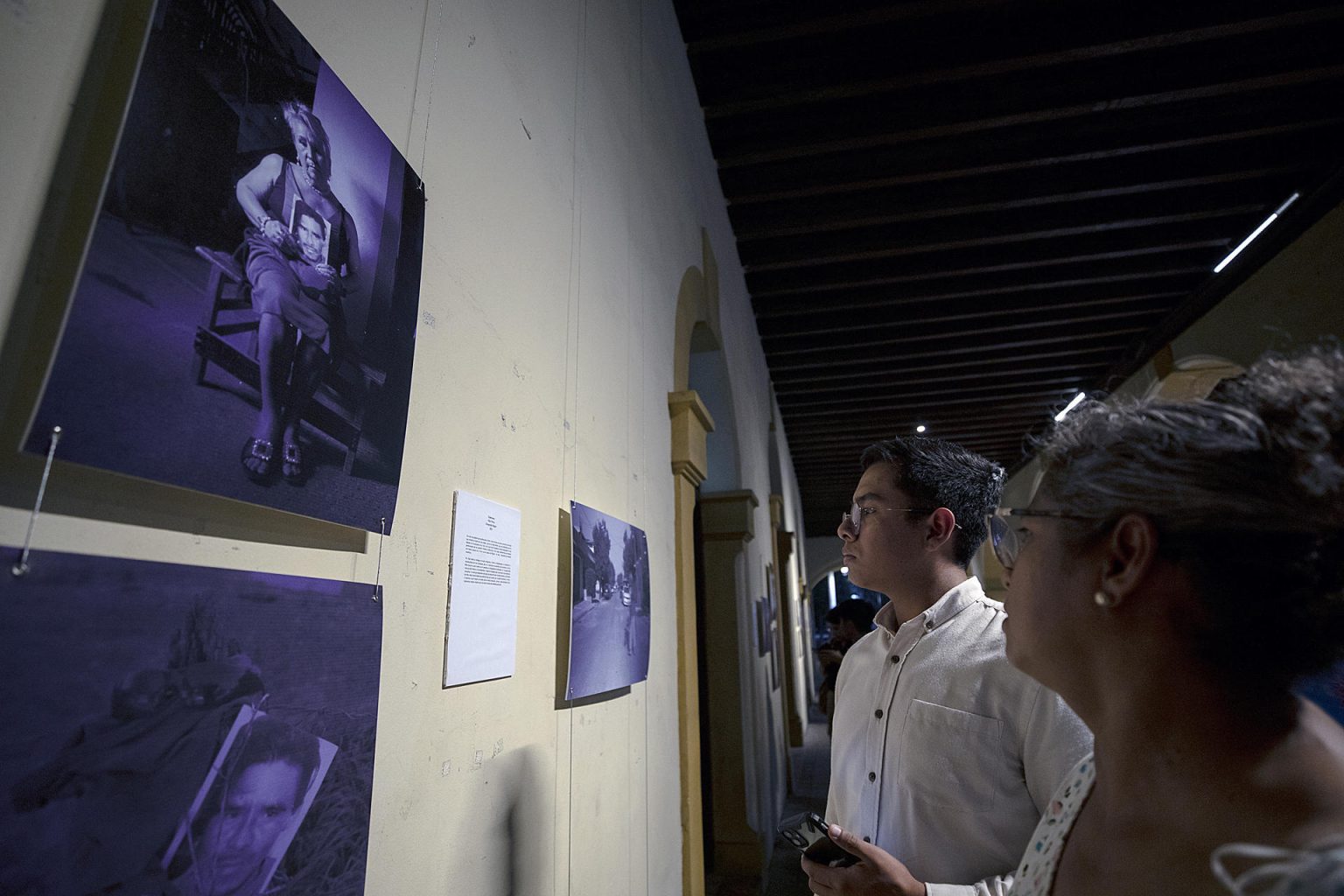 Visitantes observan la exposición "Renacer ante el dolor", el 30 de agosto de 2023, en el Museo Metropolitano de la ciudad de Monterrey (México). EFE/Antonio Ojeda