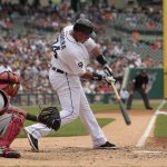 Fotografía de archivo en la que se registró al venezolano Miguel Cabrera, primera base de los Tigres de Detroit, quien aportó dos imparables en la victoria de su equipo 6-0 sobre los Mellizos de Minnesota y completó 3.142 hits en su carrera en la MLB . EFE/Jeff Kowalsky