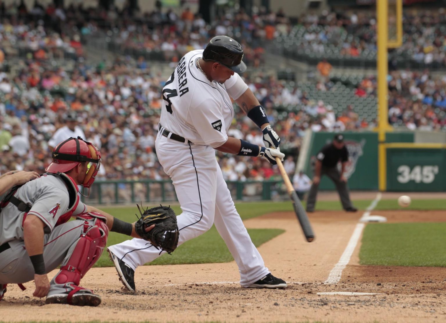 Fotografía de archivo en la que se registró al venezolano Miguel Cabrera, primera base de los Tigres de Detroit, quien aportó dos imparables en la victoria de su equipo 6-0 sobre los Mellizos de Minnesota y completó 3.142 hits en su carrera en la MLB . EFE/Jeff Kowalsky