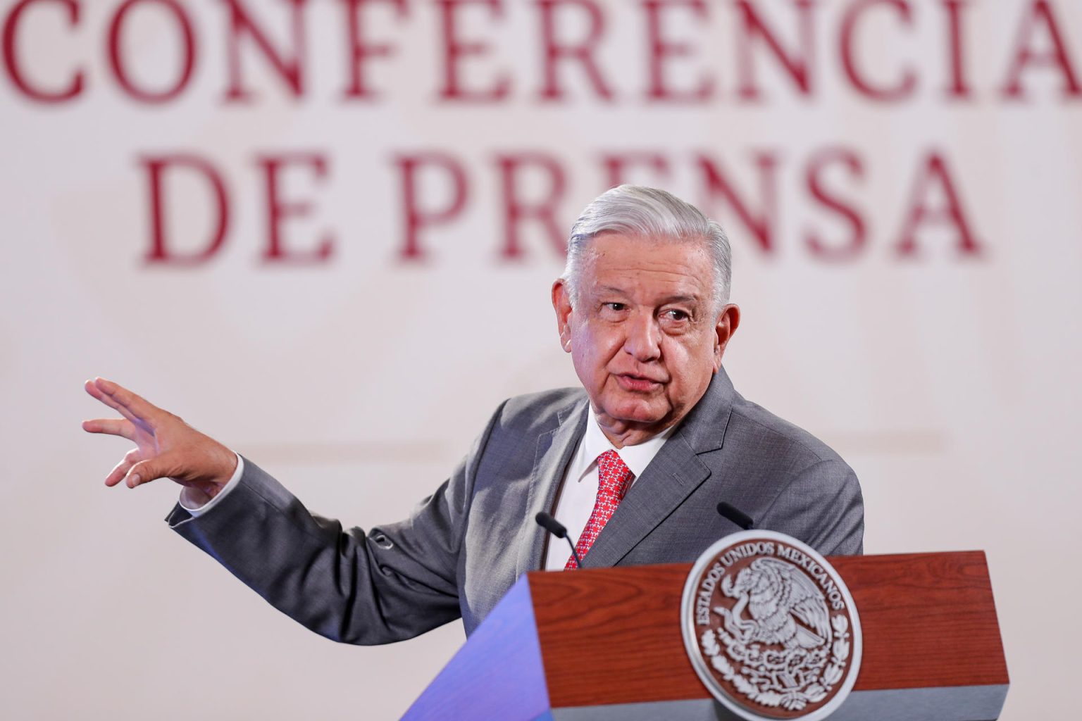 El presidente de México, Andrés Manuel López Obrador, habla hoy durante una rueda de prensa en Palacio Nacional, en Ciudad de México (México). EFE/ Isaac Esquivel