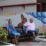 Fotografía de archivo en donde se observan a dos ancianos compartiendo una silla en Miami, Florida. EFE/Jorge I. Pérez