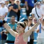 Karolina Muchova de República Checa celebra tras vencer a Aryna Sabalenka de Bielorrusia en las semifinales del WTA 1.000 de Cincinnati, en Mason, Ohio (EE.UU.), este 19 de agosto de 2023. EFE/EPA/Mark Lyons