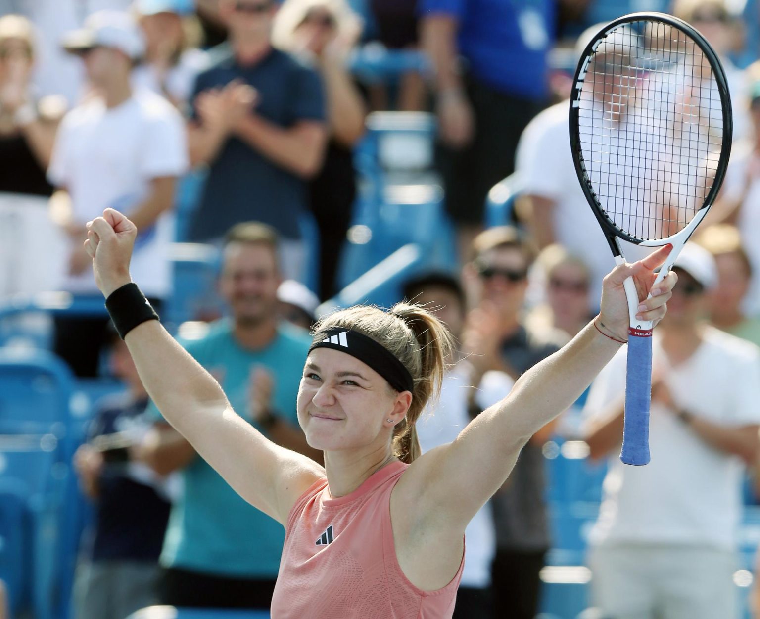 Karolina Muchova de República Checa celebra tras vencer a Aryna Sabalenka de Bielorrusia en las semifinales del WTA 1.000 de Cincinnati, en Mason, Ohio (EE.UU.), este 19 de agosto de 2023. EFE/EPA/Mark Lyons