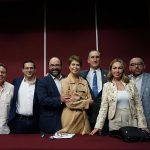 Fotografía cedida hoy, donde se observa al Consejero del Frente Cívico Nacional, Amado Avendaño; el secretario ejecutivo de Unid@s, Cesar Damián Retes; la periodista Beatriz Pagés; el integrante de UNE México, Francisco Torres; el senador Emilio Álvarez; la integrante de Sociedad Civil México, Ana Lucía Medina y el coordinador de la organización Poder Ciudadano, Andrés Ortiz, mientras posan al termino de una conferencia de prensa en Ciudad de México (México). EFE/ Unid@s /SOLO USO EDITORIAL/SOLO DISPONIBLE PARA ILUSTAR LA NOTICIA QUE ACOMPAÑA (CRÉDITO OBLIGATORIO)