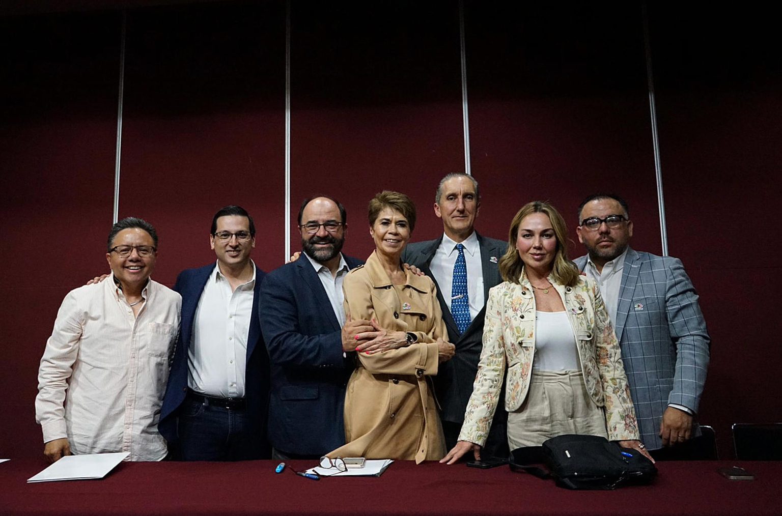 Fotografía cedida hoy, donde se observa al Consejero del Frente Cívico Nacional, Amado Avendaño; el secretario ejecutivo de Unid@s, Cesar Damián Retes; la periodista Beatriz Pagés; el integrante de UNE México, Francisco Torres; el senador Emilio Álvarez; la integrante de Sociedad Civil México, Ana Lucía Medina y el coordinador de la organización Poder Ciudadano, Andrés Ortiz, mientras posan al termino de una conferencia de prensa en Ciudad de México (México). EFE/ Unid@s /SOLO USO EDITORIAL/SOLO DISPONIBLE PARA ILUSTAR LA NOTICIA QUE ACOMPAÑA (CRÉDITO OBLIGATORIO)