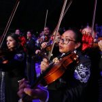 Un grupo de 200 mariachis interpretan canciones representativas del genero ranchero y bolero hoy durante el 30 Encuentro Internacional del Mariachi y la Charrería celebrado en el centro histórico de Guadalajara, Jalisco (México). EFE/ Francisco Guasco