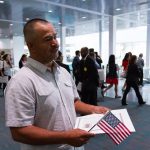 Fotografía de archivo de José Escarzaga, oriundo de Durango ( México), quien posa con su certificado de ciudadanía tras formar parte de una ceremonia en la que casi diez mil personas juramentaron como ciudadanos estadounidenses en el Centro de Convenciones en Los Angeles, California. EFE/Felipe Chacon