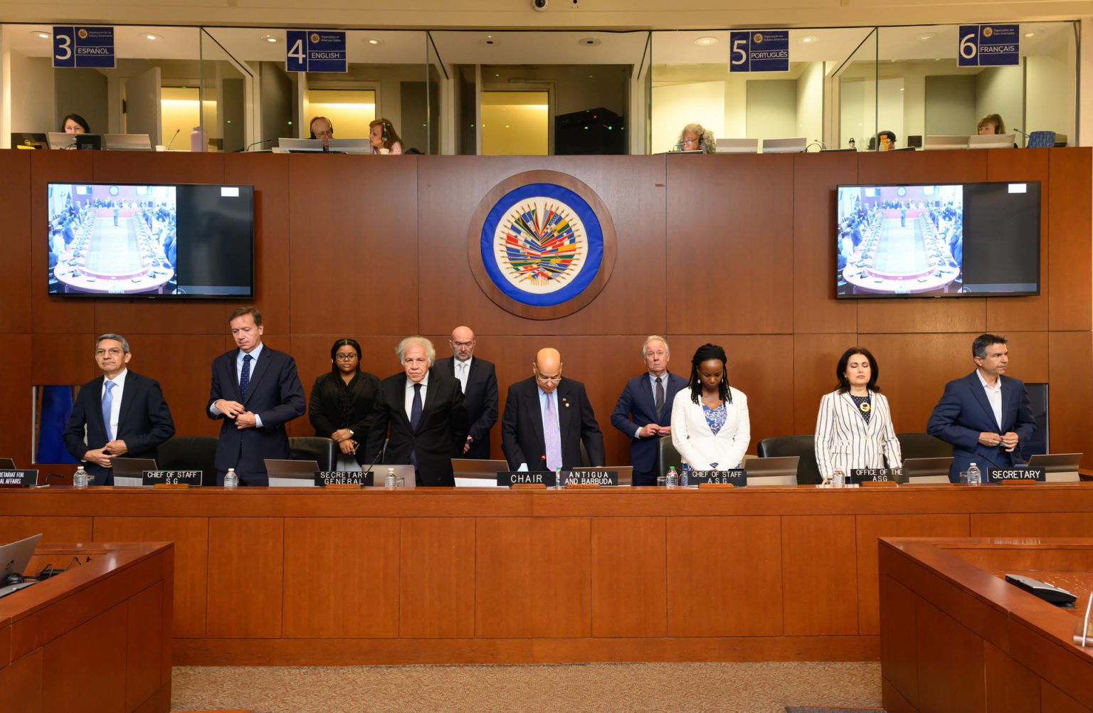 Fotografía cedida por la Organización de los Estados Americanos (OEA) que muestra a su secretario general, Luis Almagro (4i), junto a otros miembros y representantes, durante una sesión extraordinaria del Consejo Permanente de la OEA hoy, en Washington (EE.UU.). EFE/ Juan Manuel Herrera/OEA/ SÓLO USO EDITORIAL/SÓLO DISPONIBLE PARA ILUSTRAR LA NOTICIA QUE ACOMPAÑA (CRÉDITO OBLIGATORIO)