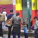 Migrantes esperan cerca al Servicio de Administración Tributaria (SAT) para tramitar su registro fiscal, en Tapachula (México). EFE/Juan Manuel Blanco