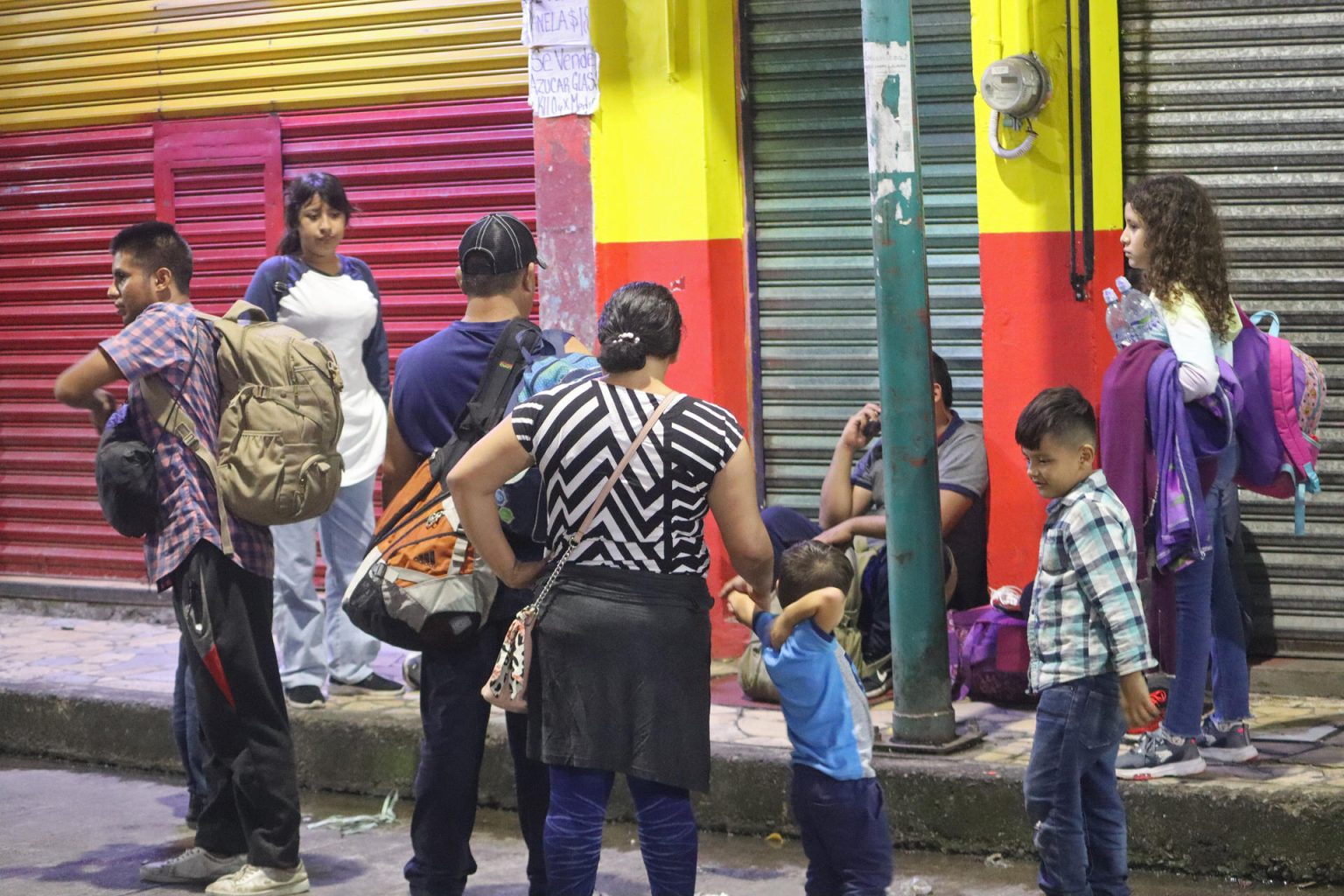 Migrantes esperan cerca al Servicio de Administración Tributaria (SAT) para tramitar su registro fiscal, en Tapachula (México). EFE/Juan Manuel Blanco