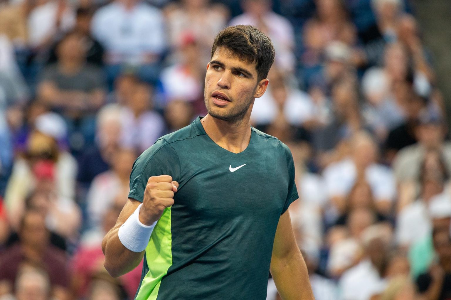 El tenista español Carlos Alcaraz fue registrado este miércoles, 9 de agosto, al celebrar un punto que le anotó al estadounindene Ben Shelton, durante un partido de la primera ronda del Máster 1000 de Canadá, en Toronto (Canadá). EFE/Eduardo Lima