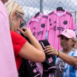 Fotografía de archivo fechada el 28 de agosto de 2023 de una mujer mientras vende camisetas con la imagen del argentino Lionel Messi, previo a un partido entre New York RB y el Inter Miami en los exteriores del estadio Red Bull Arena, en Harrison, New Jersey (Estados Unidos). EFE/ Ángel Colmenares