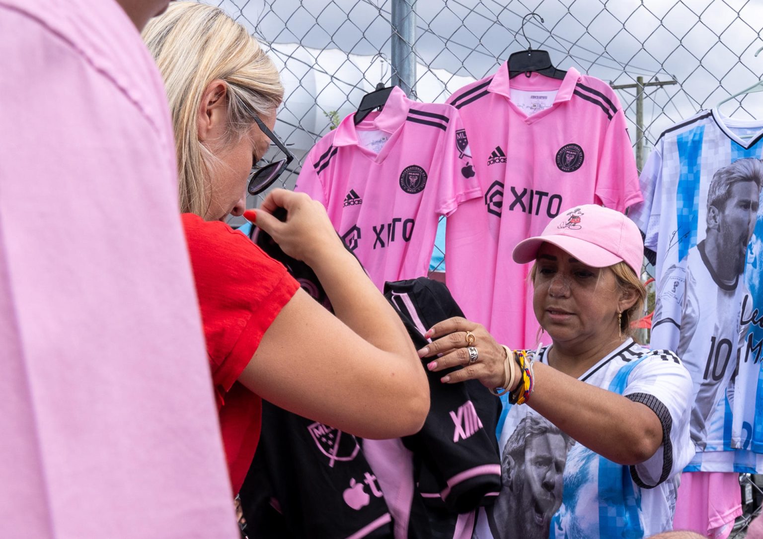 Fotografía de archivo fechada el 28 de agosto de 2023 de una mujer mientras vende camisetas con la imagen del argentino Lionel Messi, previo a un partido entre New York RB y el Inter Miami en los exteriores del estadio Red Bull Arena, en Harrison, New Jersey (Estados Unidos). EFE/ Ángel Colmenares