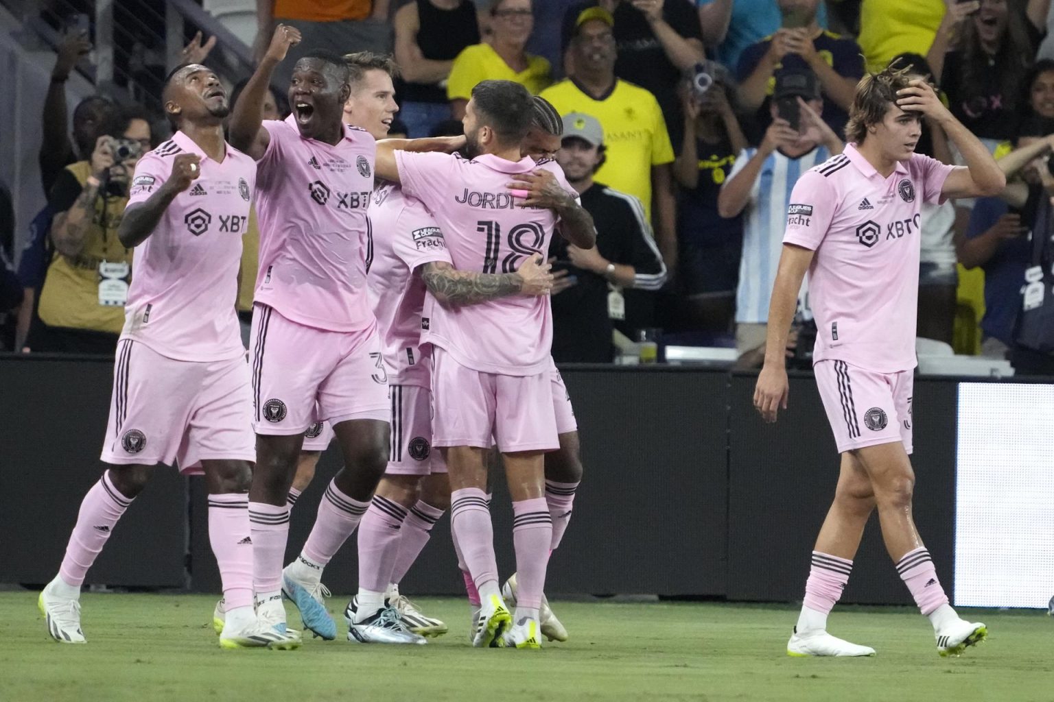 Los jugadores del Inter Miami CF celebran después de que el delantero de Miami, Lionel Messi, anotara un gol contra el Nashville SC. EFE/EPA/MARK HUMPHREY