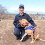 La entrenadora Sylvia Arango posa junto a Freya, una golden retriever de cuatro años y medio, especialista en búsqueda y rescate de personas, el 21 de agosto de 2023, en Lahaina (EE.UU.). EFE/Octavio Guzmán