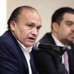 El vicepresidente de Sanidad e Inocuidad Agroalimentaria del Consejo Nacional Agropecuario, Mario Puente, habla hoy durante una rueda de prensa en Ciudad de México (México). EFE/José Méndez