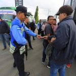 Fotografía de archivo de militares y policías hondureños que piden documentación a migrantesen la ciudad de La Entrada (Honduras). EFE/Gustavo Amador