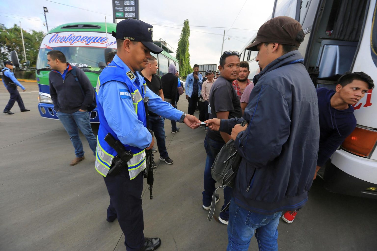 Fotografía de archivo de militares y policías hondureños que piden documentación a migrantesen la ciudad de La Entrada (Honduras). EFE/Gustavo Amador