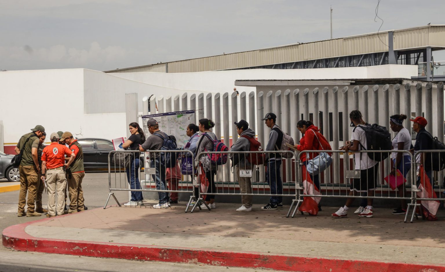 Migrantes hacen filas para solicitar asilo en Estados Unidos en el puerto fronterizo del Chaparral en Baja California (México). EFE/Joebeth Terriquez