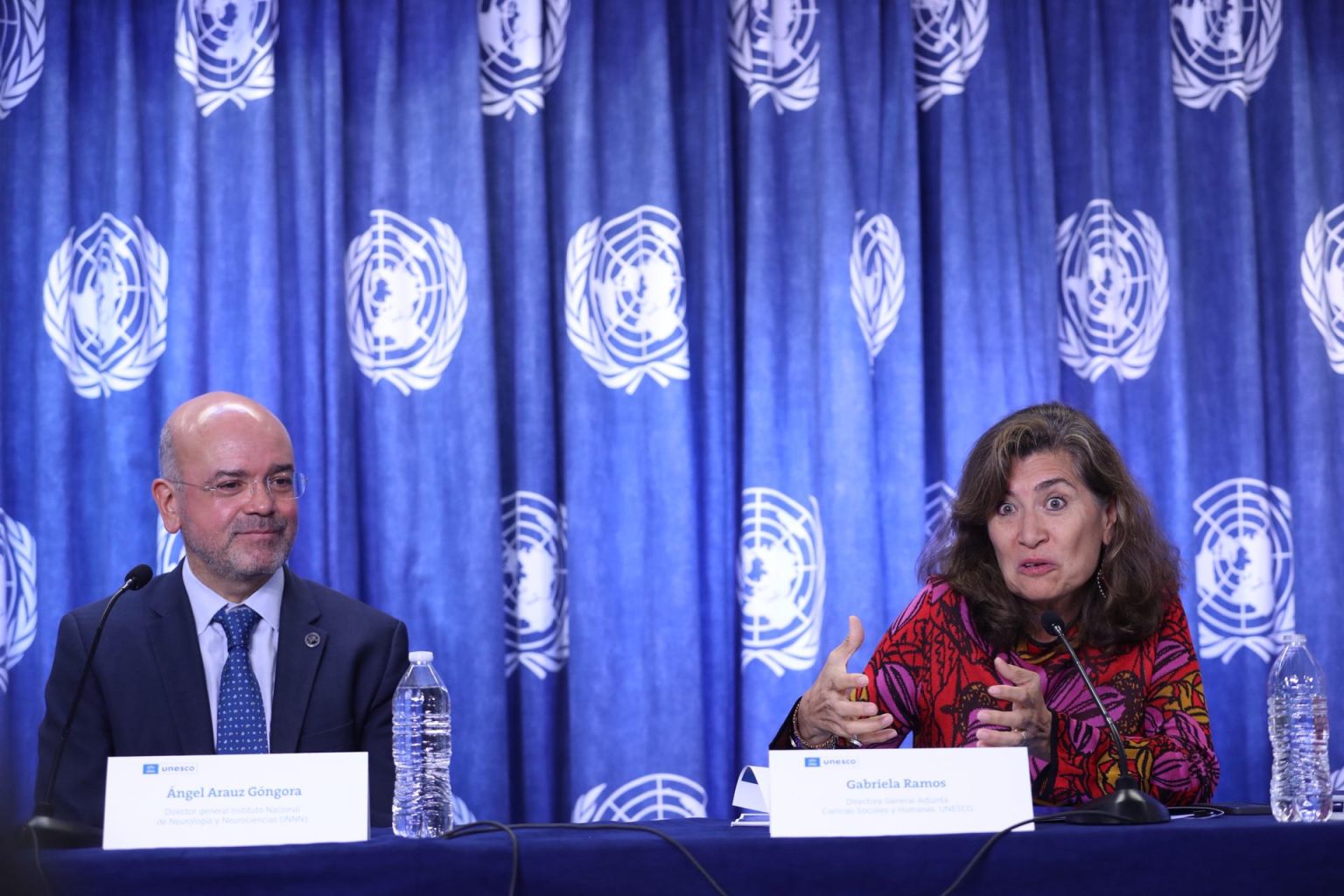 El director general del instituto Nacional de Neurología y Neurociencia, Ángel Arauz (i), acompañado de la directora general adjunta de Ciencias Sociales y Humanas de la Unesco, Gabriela Ramos (d), participan durante un rueda de prensa hoy, en Ciudad de México (México). EFE/Sáshenka Gutiérrez