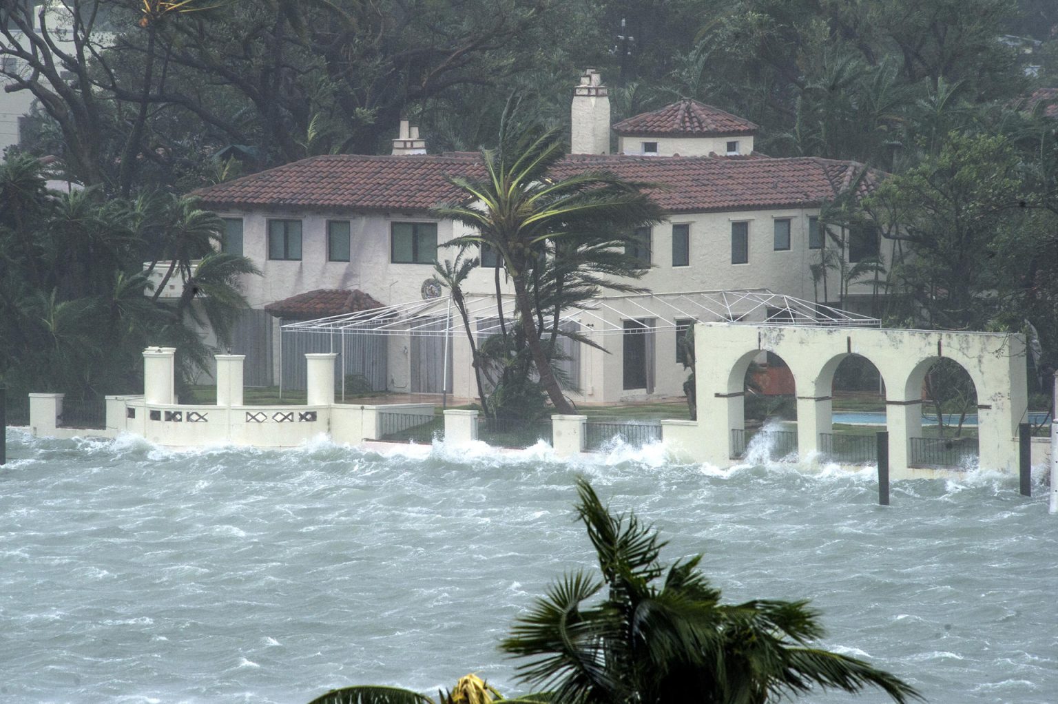 Fotografía de archivo que muestra fuerte oleaje en Miami Beach, Florida (EE.UU.). EFE/Giorgio Viera