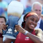 La tenista estadounidense Coco Gauff celebra tras vencer a la checa Karolina Muchova en la final de WTA 1.000 de Cincinnati, este 20 de agosto de 2023, en Mason, Ohio (EE.UU.). EFE/Mark Lyon