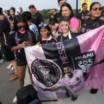 Los fanáticos del Inter Miami CF sostienen una pancarta que muestra a Lionel Messi antes de la final de la Copa de la Liga 2023 entre Nashville SC e Inter Miami CF en el Geodis Park en Nashville. EFE/EPA/MARK HUMPHREY