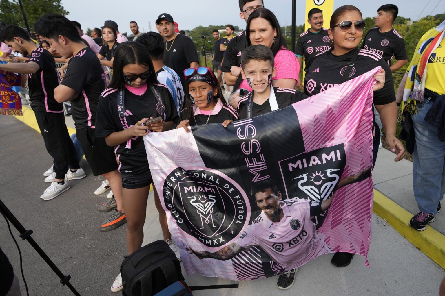 Los fanáticos del Inter Miami CF sostienen una pancarta que muestra a Lionel Messi antes de la final de la Copa de la Liga 2023 entre Nashville SC e Inter Miami CF en el Geodis Park en Nashville. EFE/EPA/MARK HUMPHREY