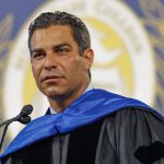 Fotografía de archivo fechada el 1 de mayo de 2021 donde aparece el alcalde de Miami, Francis Suárez, durante el evento de graduación de la universidad del Miami Dade College (MDC) en Miami, Florida (EEUU). EFE/Giorgio Viera