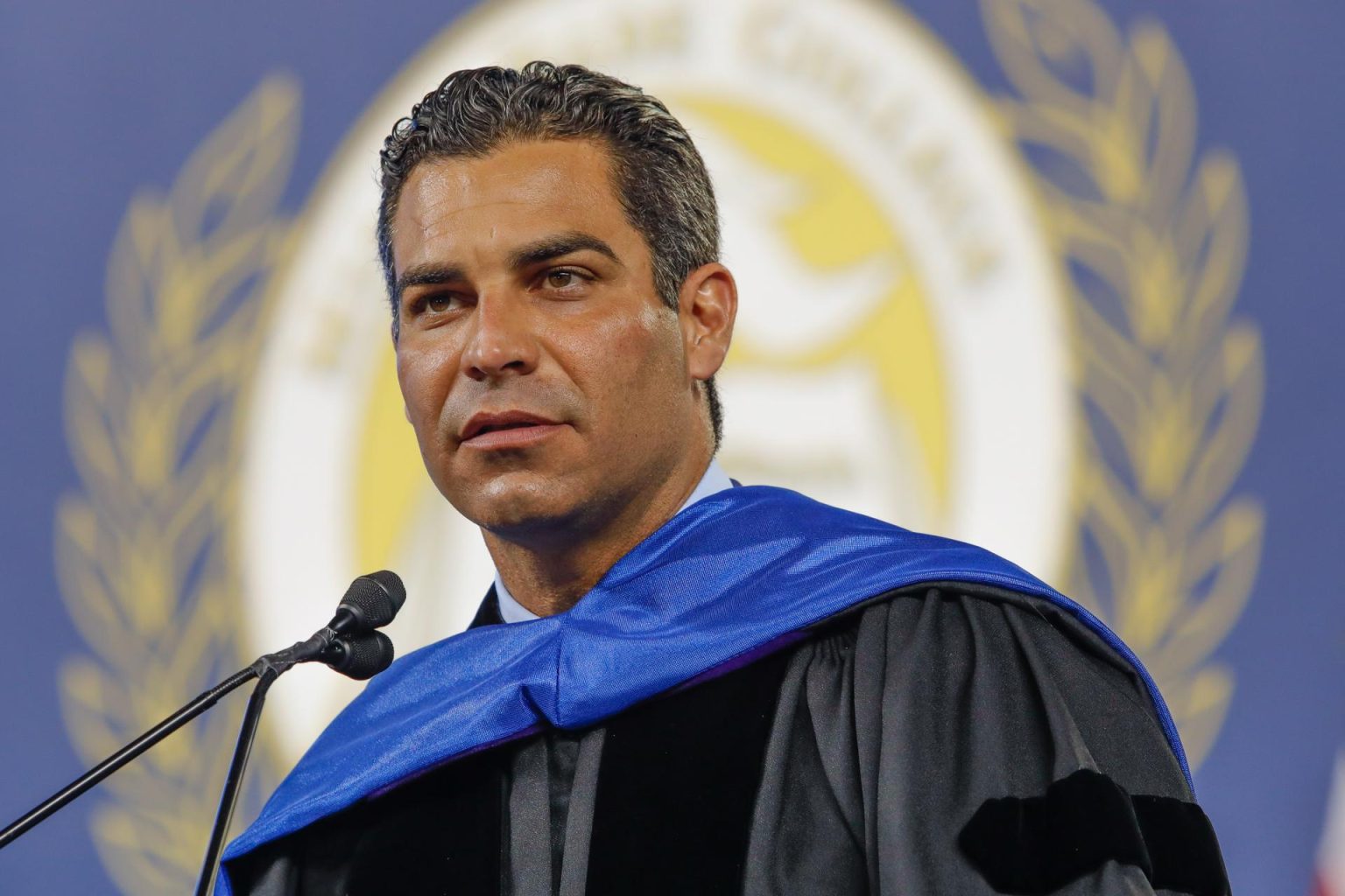 Fotografía de archivo fechada el 1 de mayo de 2021 donde aparece el alcalde de Miami, Francis Suárez, durante el evento de graduación de la universidad del Miami Dade College (MDC) en Miami, Florida (EEUU). EFE/Giorgio Viera