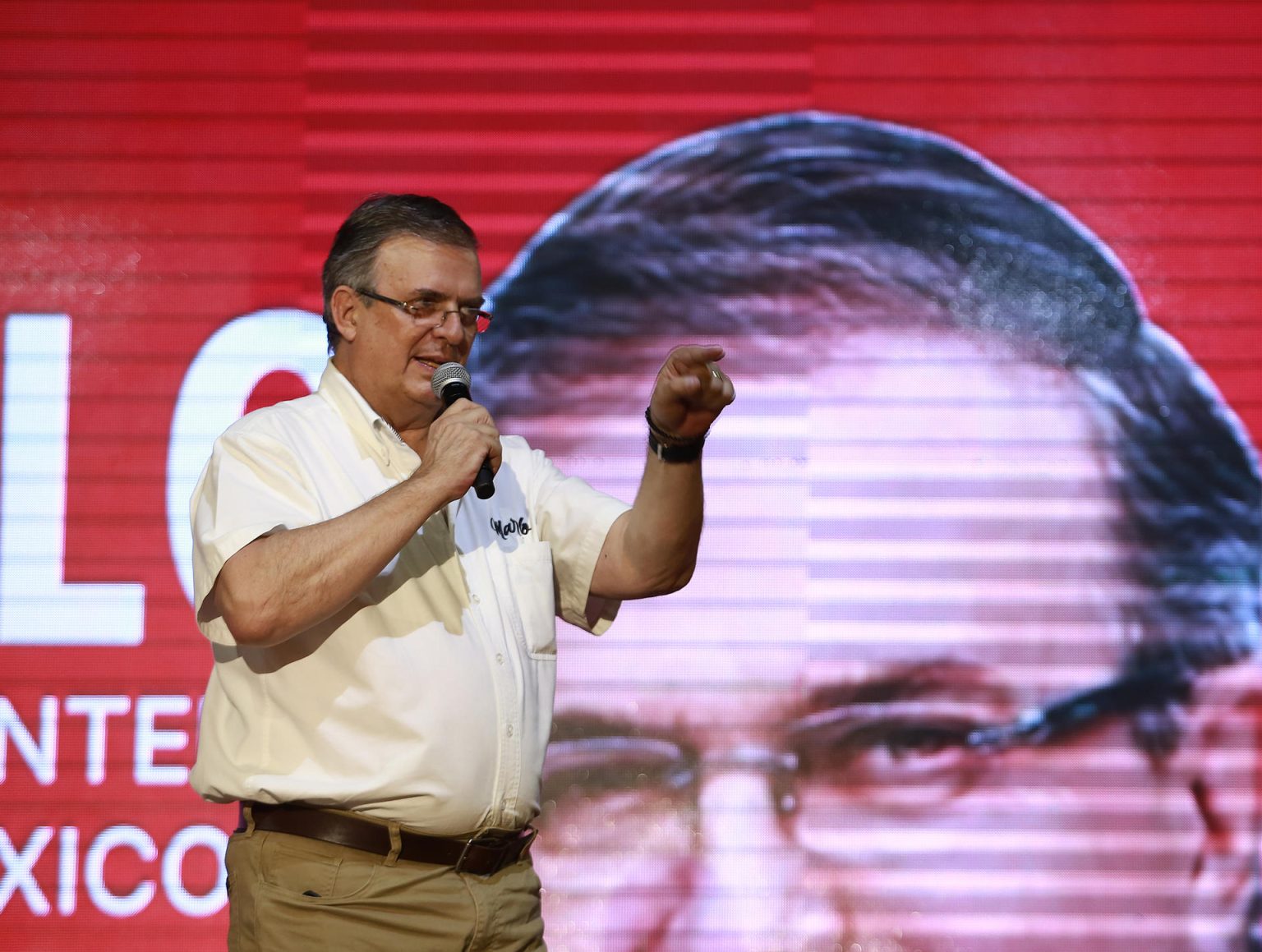 El excanciller mexicano y presidenciable del oficialismo Marcelo Ebrard, participa en una rueda de prensa hoy  en la frontera de en Ciudad Juárez (México). EFE/Luis Torres