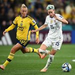 Megan Rapinoe (d) de Estados Unidos en acción frente a Hanna Bennison de Suecia en los octavos de final del Mundial de Australia y Nueva Zelanda en el Estadio Rectangular de Melbourne (Australia), este 6 de agosto de 2023. EFE/EPA/Joel Carrett