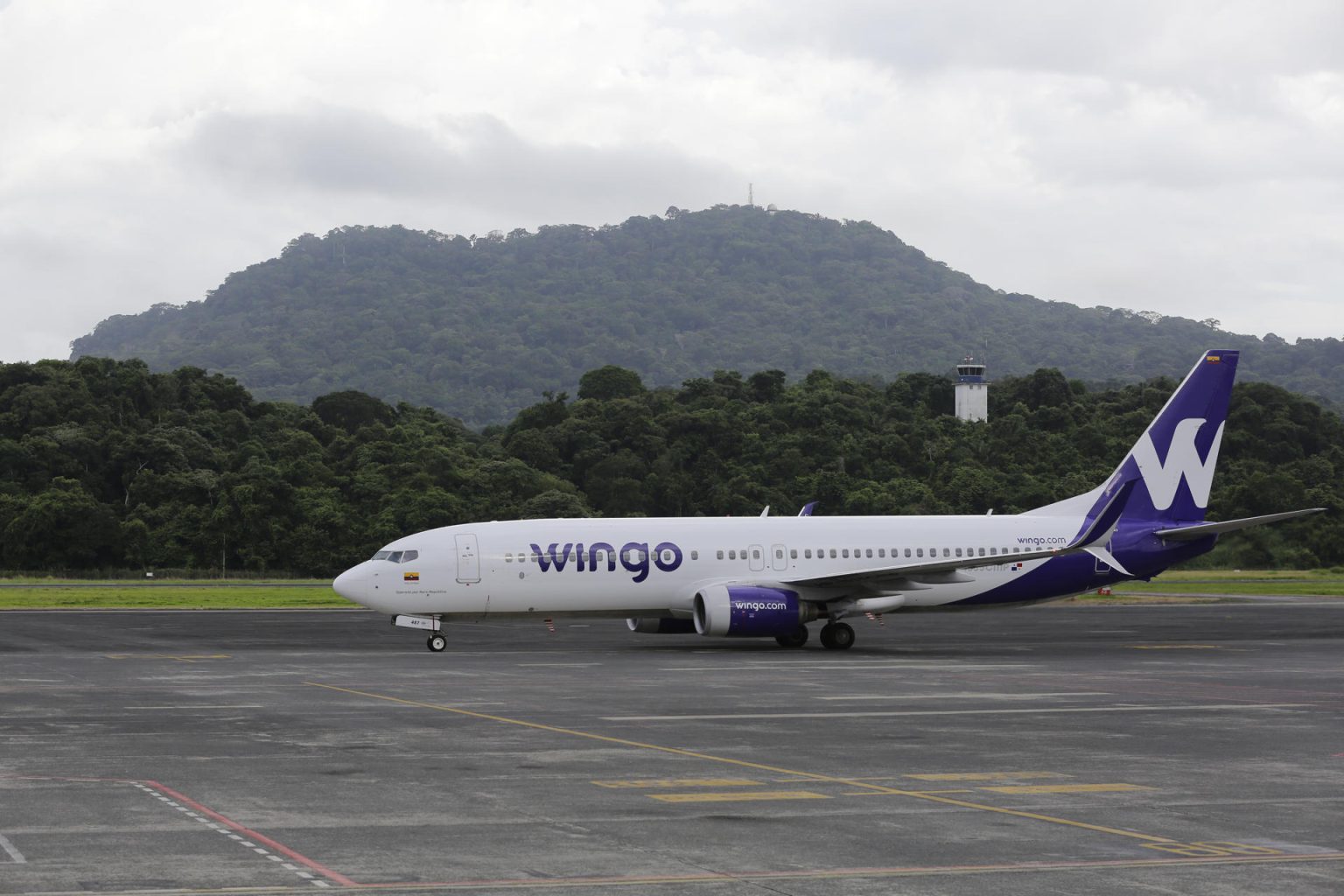 Fotografía de un avión de Wingo, el 7 de agosto de 2023, en el Aeropuerto Internacional Panamá Pacífico (BLB), en la Ciudad de Panamá (Panamá). EFE/ Carlos Lemos