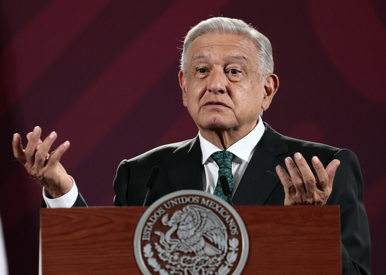 El presidente de México, Andrés Manuel López Obrador, habla hoy durante una rueda de prensa en Palacio Nacional, en Ciudad de México (México). EFE/José Méndez